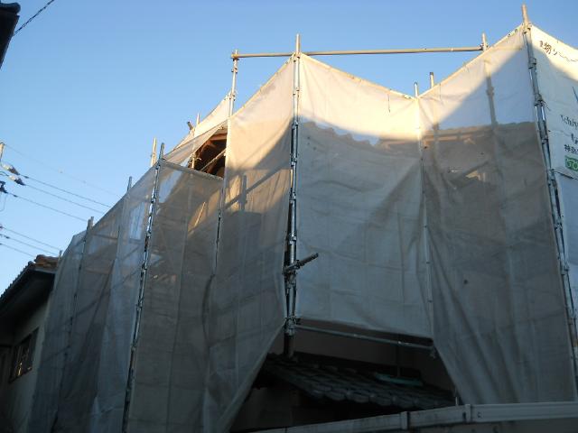 20130109Ｍ様邸①足場組立完了し、メッシュシート幕をきちんと張ることにより、飛散・落下防止になります。