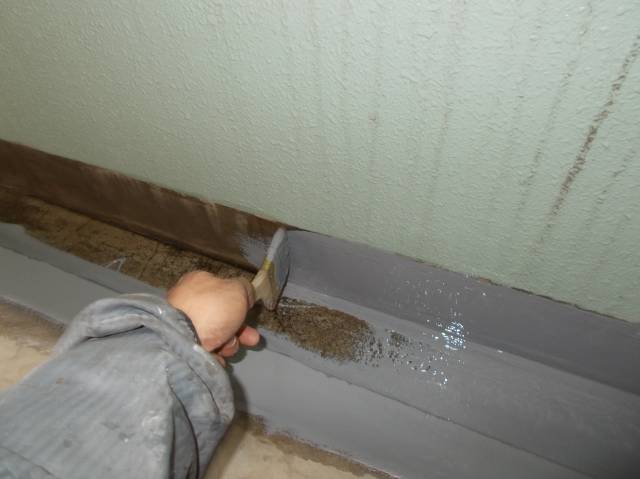 20130802Ａマンション様②廊下側溝ウレタン塗膜防水工事　ウレタン塗布