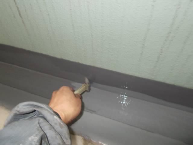 20130802Ａマンション様③廊下側溝ウレタン塗膜防水工事　トップコート塗布