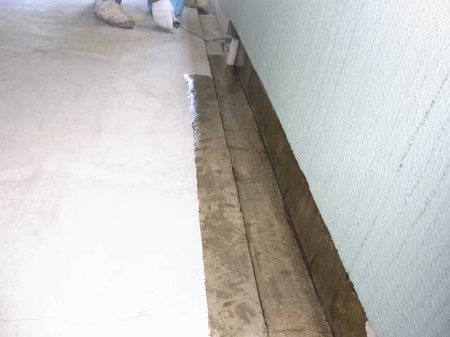 20130802Ａマンション様①廊下側溝ウレタン塗膜防水工事　プライマー塗布