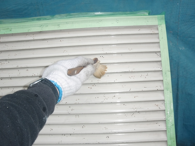 20140221M様邸⑪雨戸鏡板下塗り施工中