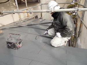 2015.02.6N様⑱下屋根トタン部上塗り施工中