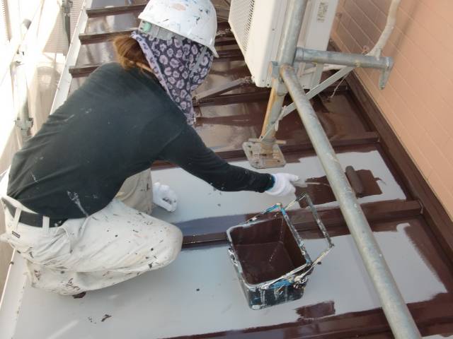 20150911Ｓ様邸⑥下屋根トタン上塗り１回目施工中