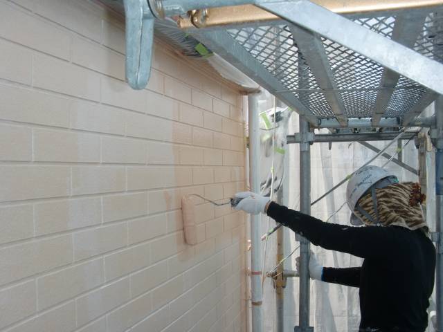 20150911Ｓ様邸⑧外壁上塗り１回目施工中